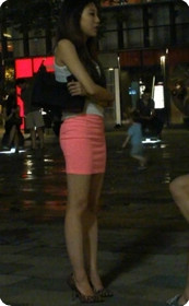 广场街拍,这样的短裙实在很诱人