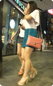 街拍蓝裙高跟小少妇