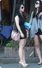 街拍短裙漏背装美女
