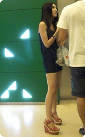 经典,街拍短裙美女和老公吵架