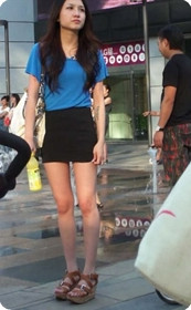 街拍广场万人迷,渴望你投入我的怀抱