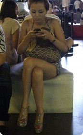 现在的美女真懂得搭配,鞋子和衣服竟是一个花色