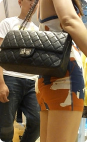 街拍猛男帅哥边上的美女