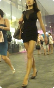 街拍美女的个性高跟,透明外衣