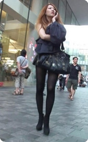 黄毛长腿黑丝女,露背装