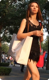 街拍高挑短裙小少妇