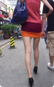 苗条女子被猛男带走开房