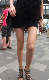 超骚肉丝美女,非常透明的T恤可以看见胸罩