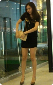 街拍短裙美女,高跟闪闪亮