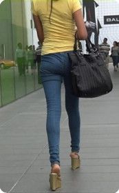 街拍牛仔美女,高跟鞋很靓