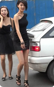 性感漆皮包臀气质美女的闲暇生活