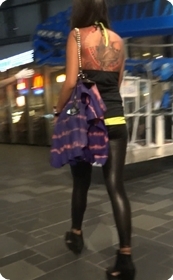 街拍紧身翘臀,纹身的强悍美女