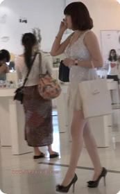 商场白裙高跟少妇