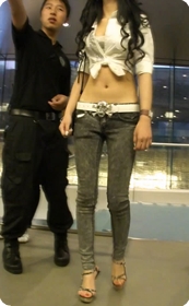 街拍牛仔翘臀小蛮腰,绝对的辣妹