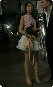 穿这么短的短裙,还不如不穿呢