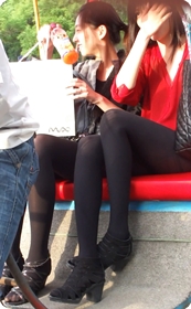 街拍丝袜美女,超短裙实在太短了