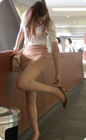 穿肉色丝袜的包臀少妇,当街脱鞋子