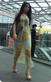 天使般极品美女,穿长裙也不安全噢