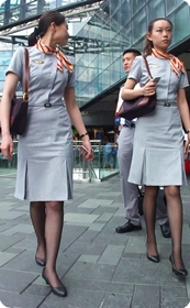难得一见,空姐穿着黑丝职业装逛街