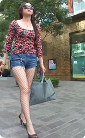 现在的女人穿的越来越大胆了