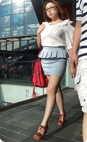 眼镜少妇,看样子一定很风骚