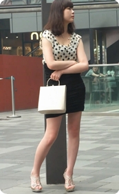 短裙紧身包臀美女,寂寞的心在等待