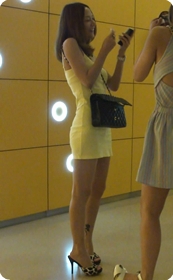 迷人的美人,注意看超薄的短裙