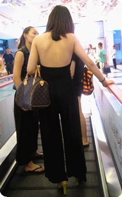 美女你穿的这么暴露,你家里人知道吗