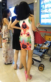 街拍包臀,花色短裙性感少妇,勾魂的美