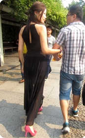 街拍美臀,纱织长裙少妇若隐若现更加勾人