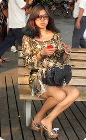 街拍网,短裙高跟少妇一枚,怎么样喜欢不