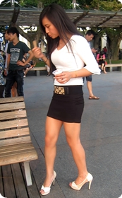 街拍客,黑色短裙美眉胸部至少有C呀