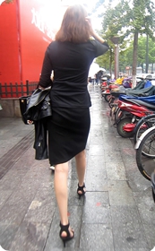 街拍长腿美女,性感美腿外国美眉有没有勾起你的欲望呀