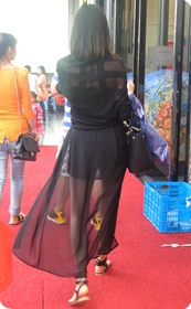 街拍美女紧臀,前开叉长裙美腿女神