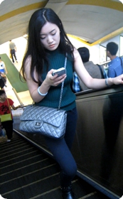 街拍,高挑美女紧身牛仔翘臀性感迷人