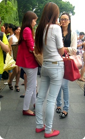 街拍美女,性感高挑牛仔美女身体曲线完美展现