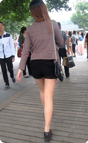 街拍,黑色小热裤白丝可爱美眉