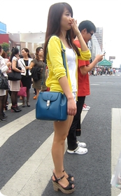 街拍美女紧臀,清纯型白色小热裤高跟美女