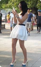 街拍客,白色短裙美女各种POSE赏心悦目