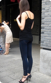 牛仔紧身翘臀外国妞这屁股紧实感