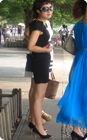 街拍美女,短裙高跟少妇细白高跟美腿搔的很