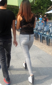 街拍视频,紧身体形裤美女身材轮廓真赞
