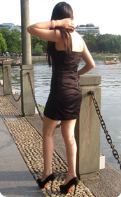 前凸后翘超短连衣裙性感迷人,臀部包的好翘