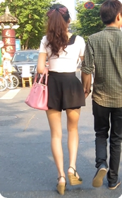 短裙美女十分可爱迷人