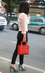 紧身包臀长裤身材展示无遗