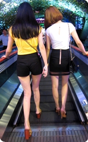 小热裤高跟美女外加蕾丝短裙美女