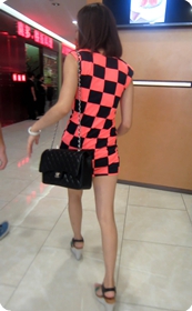 红黑方格子超短翘臀美女,气质超好