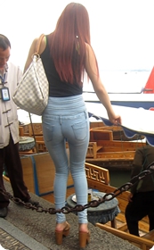 穿着紧身牛仔裤的性感撩人长腿美女