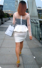 纱织透视装美眉,性感白色小短裙