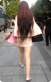 粉红色超短裙美女,屁股好翘的